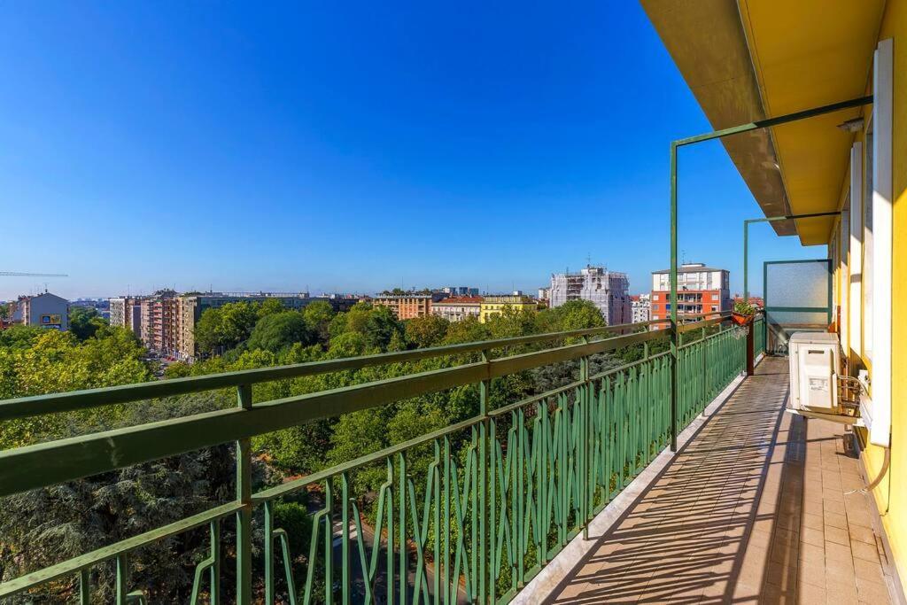 Sunny & Updated Flat With Panoramic View 50m From M4 Stop Appartamento