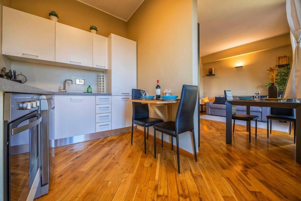 Sunny & Updated Flat With Panoramic View 50m From M4 Stop Milano