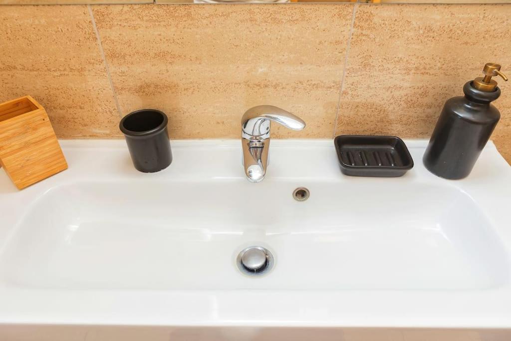 Sunny & Updated Flat With Panoramic View 50m From M4 Stop Appartamento Milano