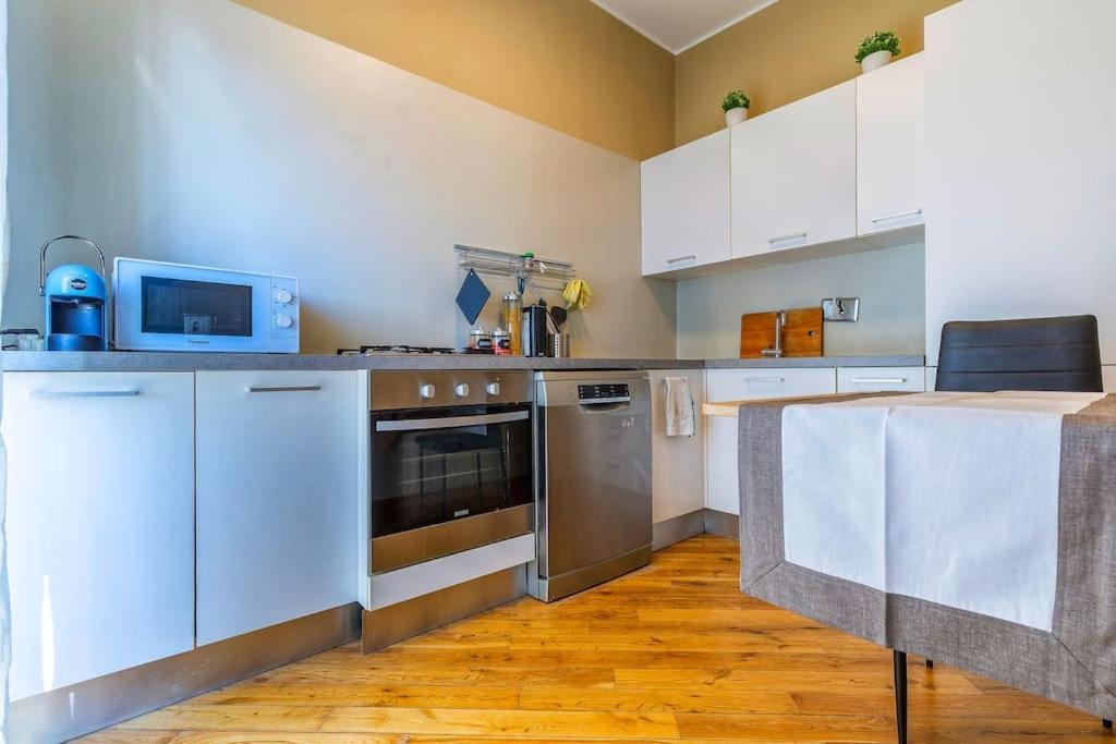 Sunny & Updated Flat With Panoramic View 50m From M4 Stop Appartamento
