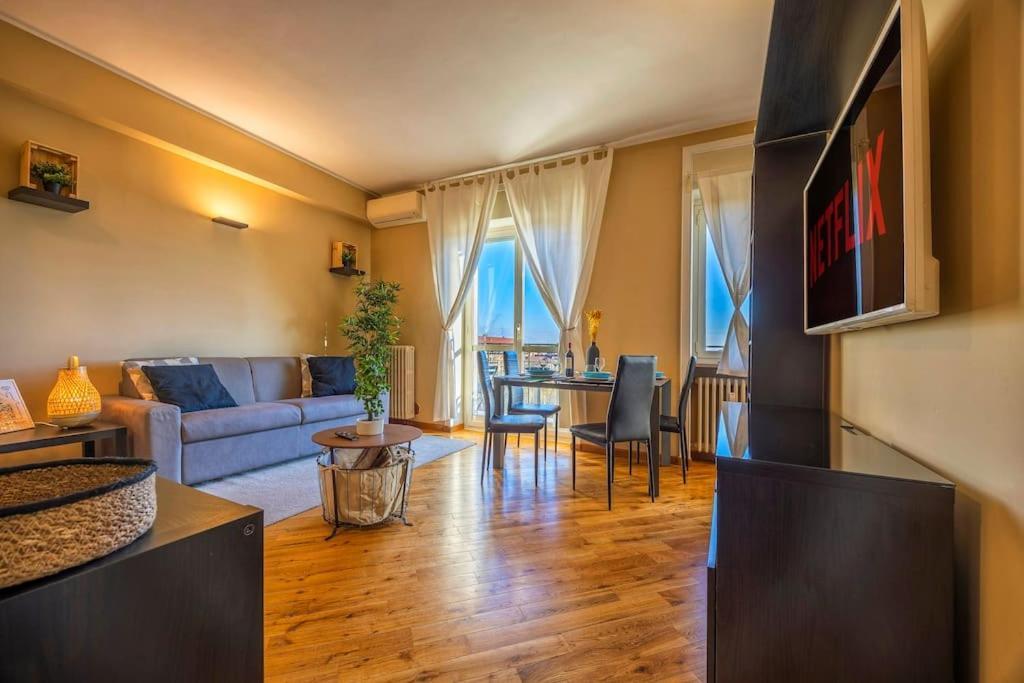 Sunny & Updated Flat With Panoramic View 50m From M4 Stop Milano
