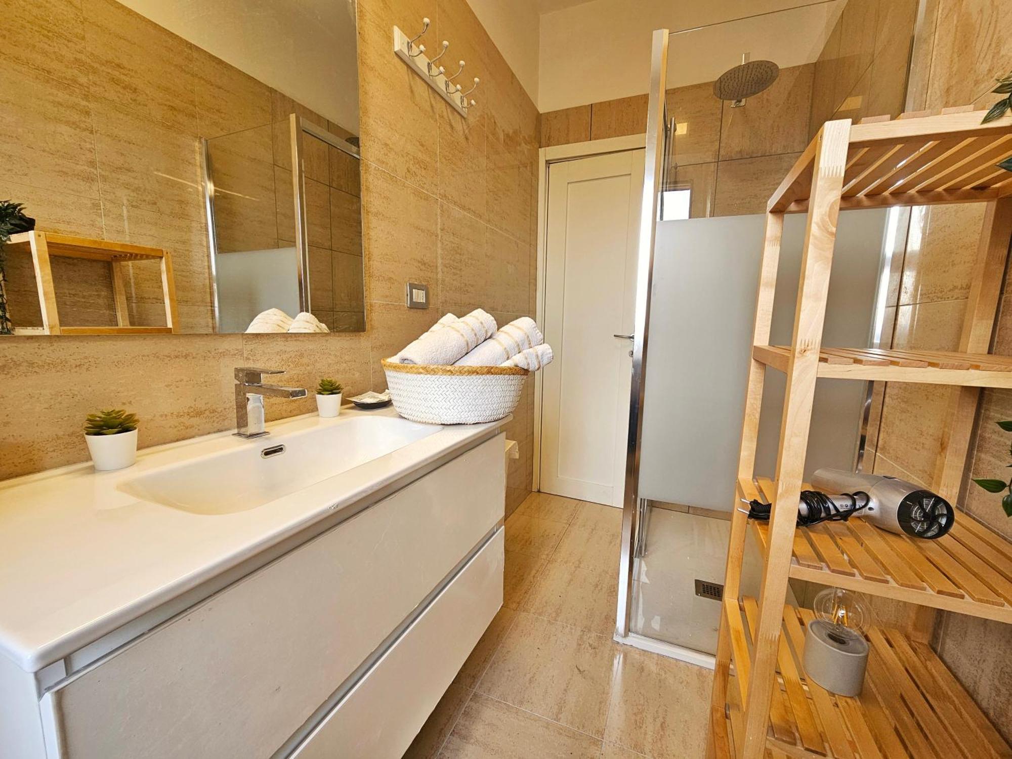 Sunny & Updated Flat With Panoramic View 50m From M4 Stop * Milano